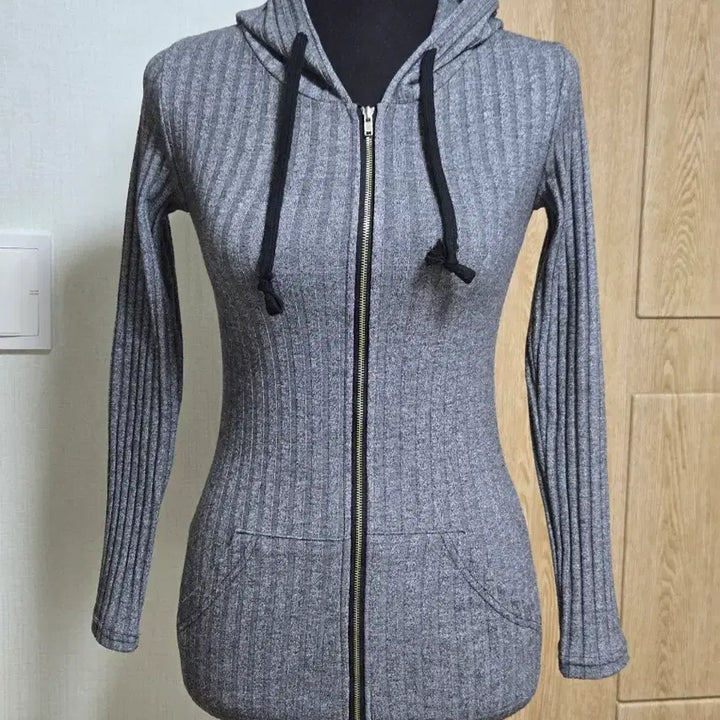 [SOLD OUT] 차콜 색 후드 집업 가디건 넓은 골지 소재. 새상품