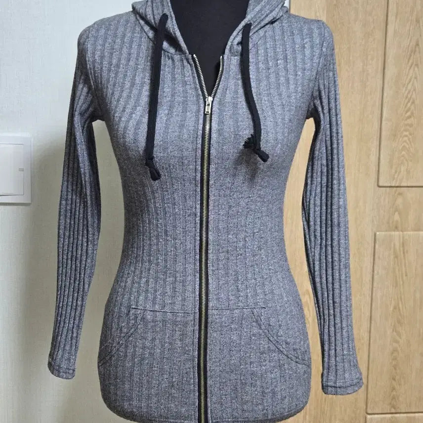 [SOLD OUT] 차콜 색 후드 집업 가디건 넓은 골지 소재. 새상품