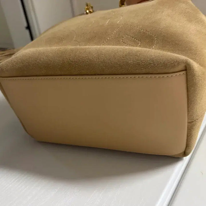 [BUNJANG] FERIA Suede Chain Shoulder Bag / 새상품)FERIA 페리아 스웨이드 체인 숄더백 토트백 태슬 장식 가방