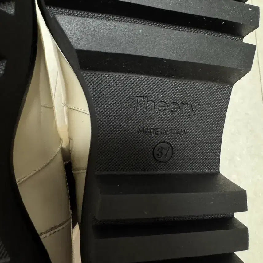 [BUNJANG] Theory Patent Leather Chelsea Boots / (새상품) 띠어리 페이턴트 레더 첼시부츠 37 (240)
