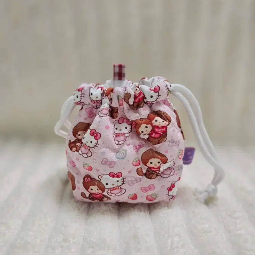 [BUNJANG] Hello Kitty Monchhichi Pink Quilted Drawstring Pouch (S) / 헬로키티 몬치치 캐릭터 핑크 퀼팅 복조리 파우치 S사이즈