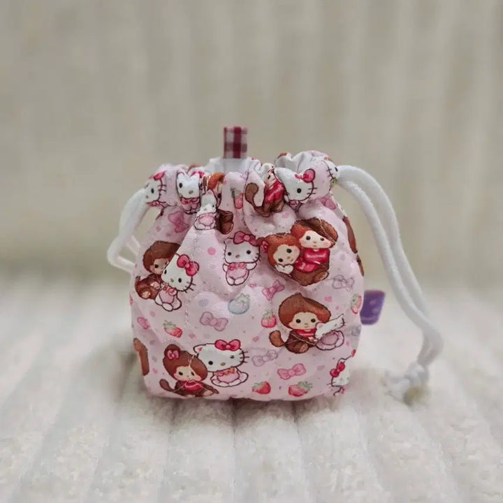 [BUNJANG] Hello Kitty Monchhichi Pink Quilted Drawstring Pouch (S) / 헬로키티 몬치치 캐릭터 핑크 퀼팅 복조리 파우치 S사이즈