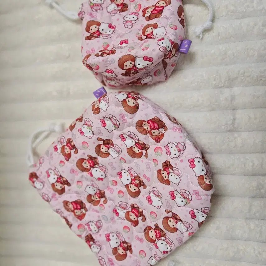 [BUNJANG] Hello Kitty Monchhichi Pink Quilted Drawstring Pouch (S) / 헬로키티 몬치치 캐릭터 핑크 퀼팅 복조리 파우치 S사이즈