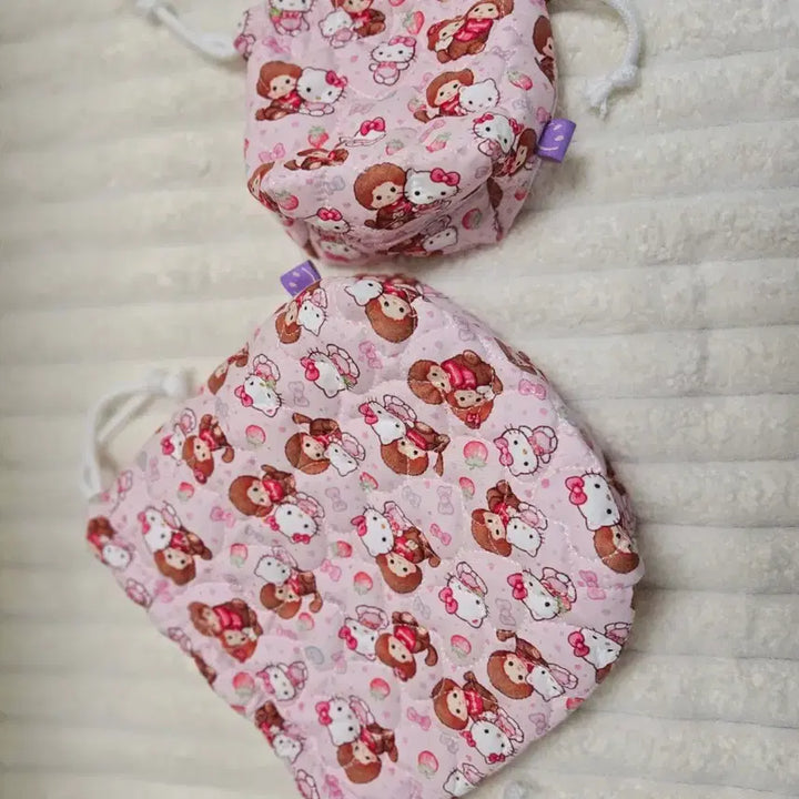 [BUNJANG] Hello Kitty Monchhichi Pink Quilted Drawstring Pouch (S) / 헬로키티 몬치치 캐릭터 핑크 퀼팅 복조리 파우치 S사이즈