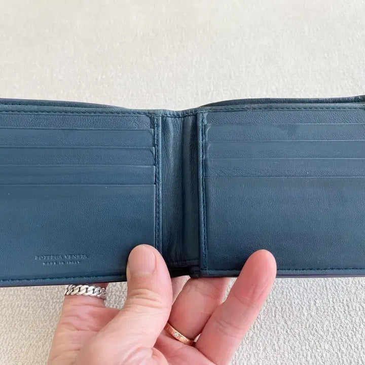 [BUNJANG] Bottega Veneta Weaving Bi-fold Wallet Navy Dot Pattern / 보테가 베네타 위빙 멀티플 반지갑 진네이비 도트패턴