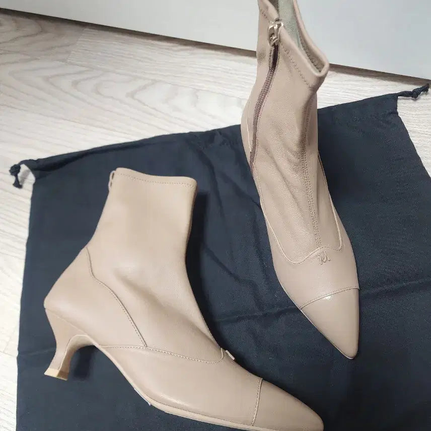 [BUNJANG] Hanseom Mine Leather Ankle Boots - 240, Taupe / [240]한섬 마인 23FW 레더 앵클 부츠 토프색상 . 새상품