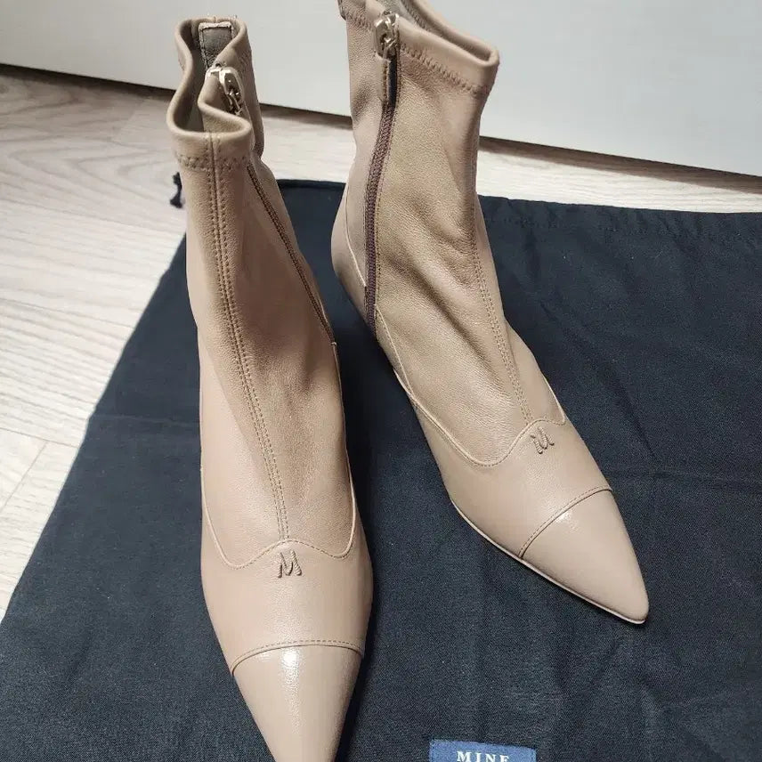 [BUNJANG] Hanseom Mine Leather Ankle Boots - 240, Taupe / [240]한섬 마인 23FW 레더 앵클 부츠 토프색상 . 새상품