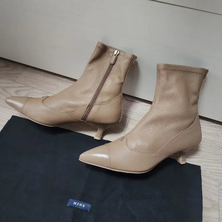 [BUNJANG] Hanseom Mine Leather Ankle Boots - 240, Taupe / [240]한섬 마인 23FW 레더 앵클 부츠 토프색상 . 새상품