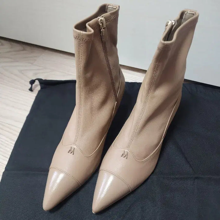 [BUNJANG] Hanseom Mine Leather Ankle Boots - 240, Taupe / [240]한섬 마인 23FW 레더 앵클 부츠 토프색상 . 새상품