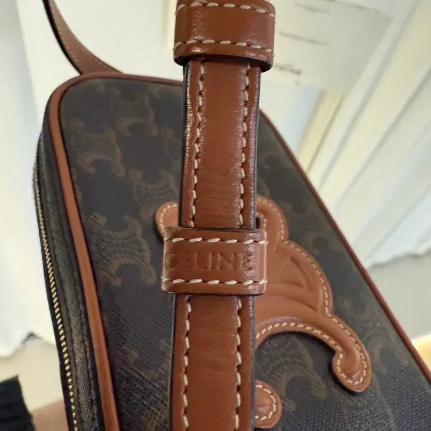 [BUNJANG] Celine Triomphe Mini Camera Shoulder Bag - Tan / 셀린느 퀴르 트리오페 미니 카메라 숄더백 - 탠