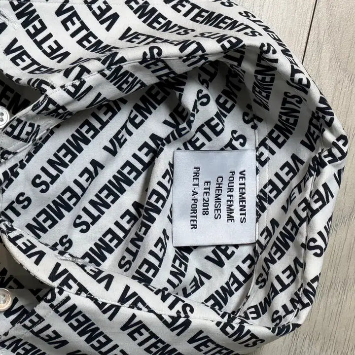 [BUNJANG] VETEMENTS All-Over Logo Long-Sleeve Shirt / 베트멍(VETEMENTS) 올오버 로고 긴팔 셔츠 판매