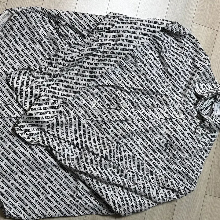 [BUNJANG] VETEMENTS All-Over Logo Long-Sleeve Shirt / 베트멍(VETEMENTS) 올오버 로고 긴팔 셔츠 판매