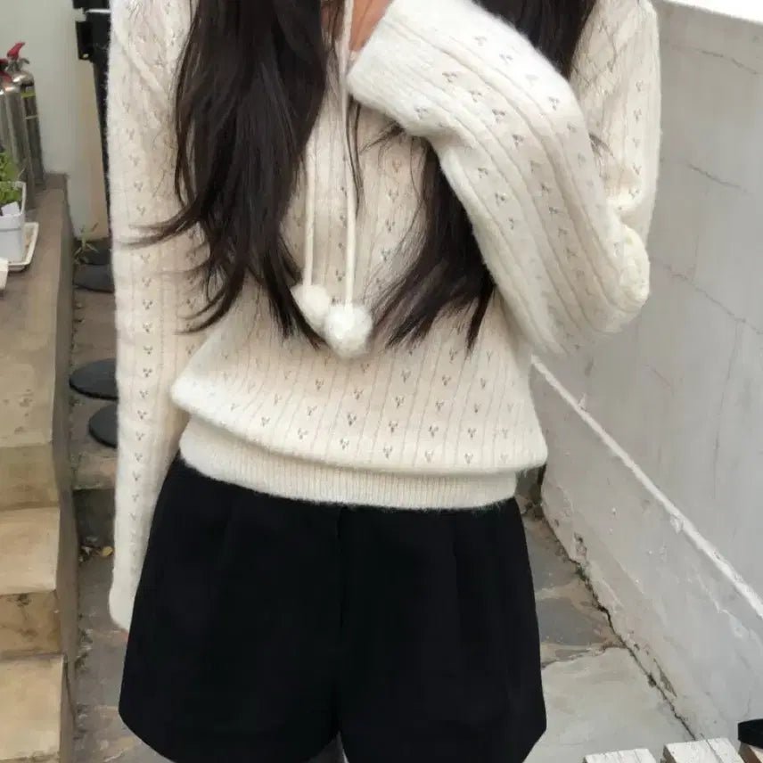 [BUNJANG] Founders Ivory V-Neck Hooded Knit / 파운더스 꼬뜨 아일렛 펀칭 폼폼 방울 알파카 브이넥 후드 후디 니트