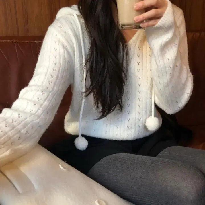 [BUNJANG] Founders Ivory V-Neck Hooded Knit / 파운더스 꼬뜨 아일렛 펀칭 폼폼 방울 알파카 브이넥 후드 후디 니트