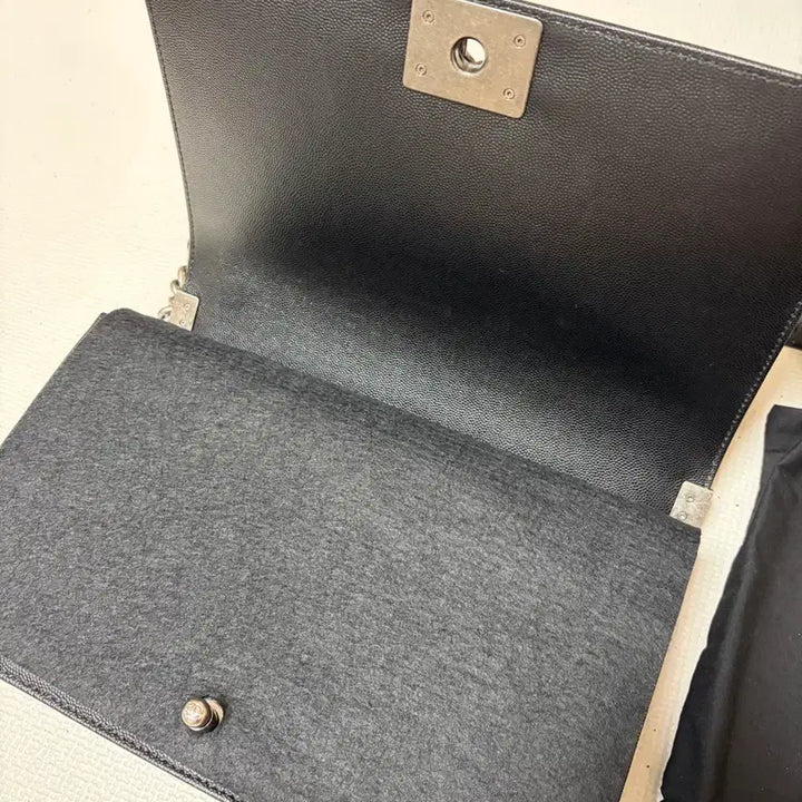 [BUNJANG] Chanel Boy Large Flap Bag Caviar / 샤넬 보이 라지 플랩백 캐비어