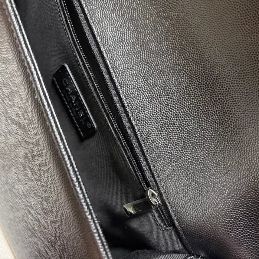 [BUNJANG] Chanel Boy Large Flap Bag Caviar / 샤넬 보이 라지 플랩백 캐비어