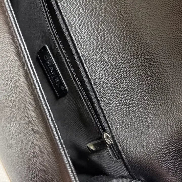 [BUNJANG] Chanel Boy Large Flap Bag Caviar / 샤넬 보이 라지 플랩백 캐비어