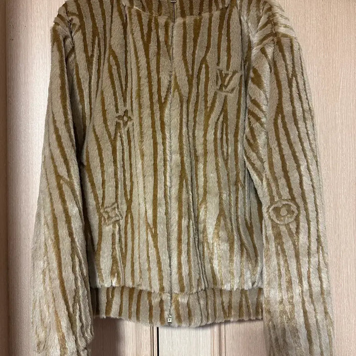 [BUNJANG] 3L Louis Vuitton Yeppi Fur Fleece / [3L] 루이비통 예삐 퍼 후리스