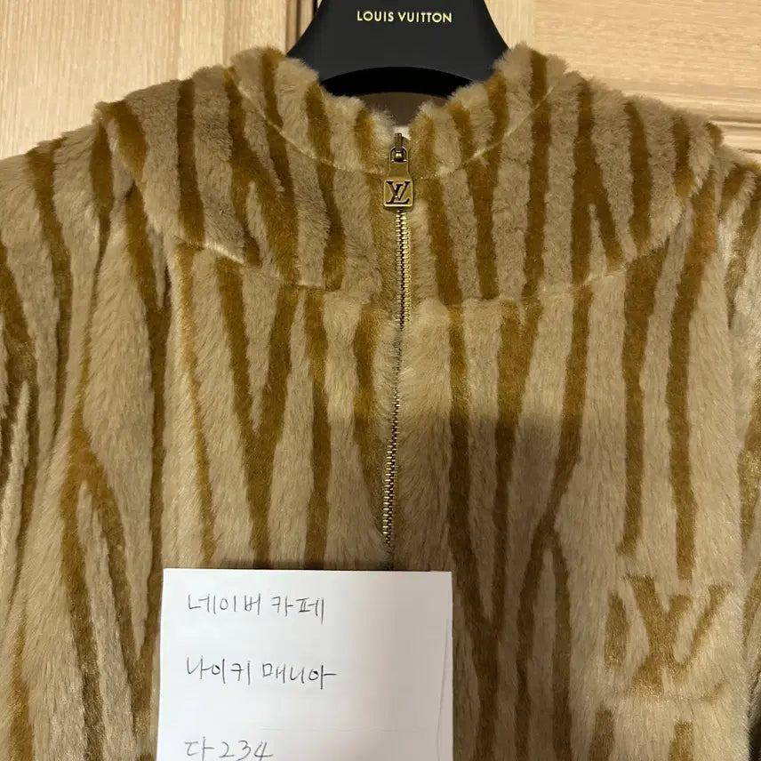 [BUNJANG] 3L Louis Vuitton Yeppi Fur Fleece / [3L] 루이비통 예삐 퍼 후리스