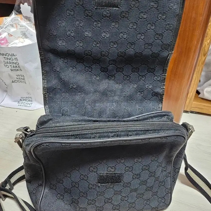 [BUNJANG] Gucci GG Canvas Crossbody Messenger Bag / 정품) 구찌 블랙 GG 캔버스 크로스백 메신저백