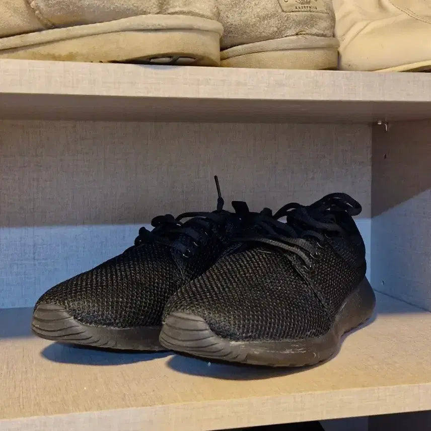 [BUNJANG] Lightweight Black Sneakers / 초경량 검정색 운동화