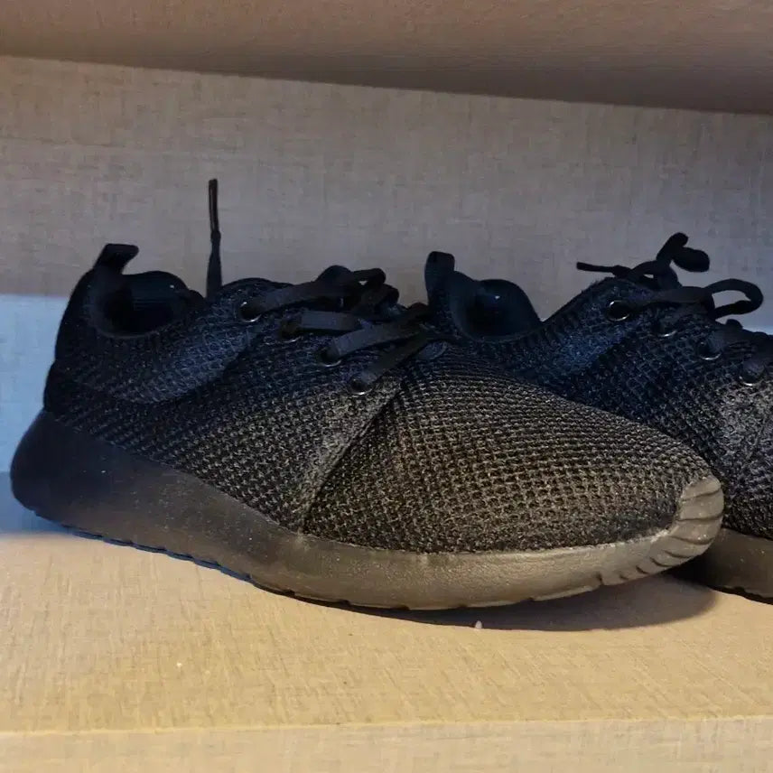 [BUNJANG] Lightweight Black Sneakers / 초경량 검정색 운동화