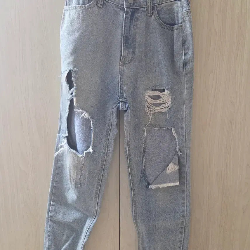 [BUNJANG] Distressed Jeans / 찢어진 청바지