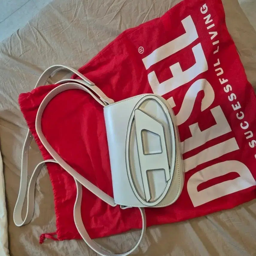 [BUNJANG] Diesel White Leather D-Logo Crossbody Bag / 디젤 화이트 레더 D로고 크로스백