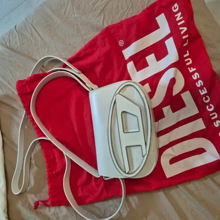 [BUNJANG] Diesel White Leather D-Logo Crossbody Bag / 디젤 화이트 레더 D로고 크로스백