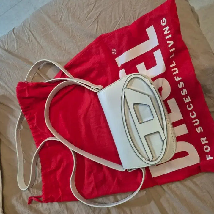 [BUNJANG] Diesel White Leather D-Logo Crossbody Bag / 디젤 화이트 레더 D로고 크로스백