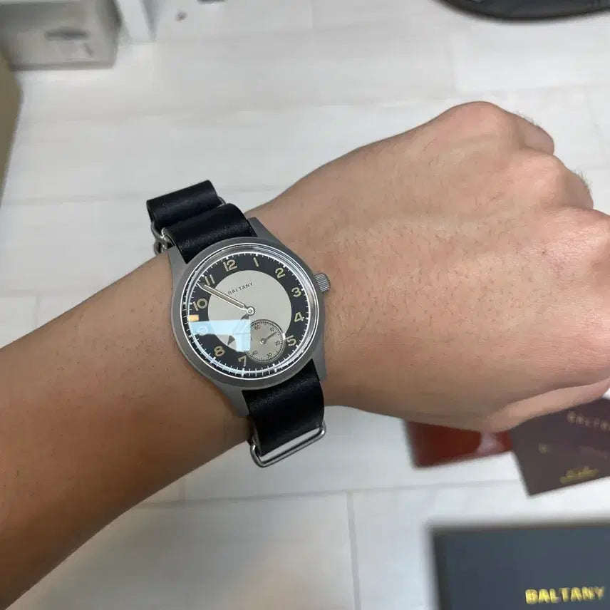 [SOLD OUT] 발타니 더티더즌 턱시도다이얼 쿼츠 36mm 풀박스