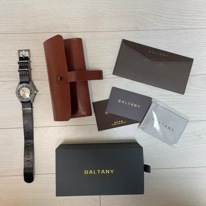 [SOLD OUT] 발타니 더티더즌 턱시도다이얼 쿼츠 36mm 풀박스