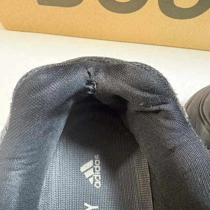 [BUNJANG] Adidas Yeezy Boost 700 Vanta Shoes / 이지부스트 700 반타 245