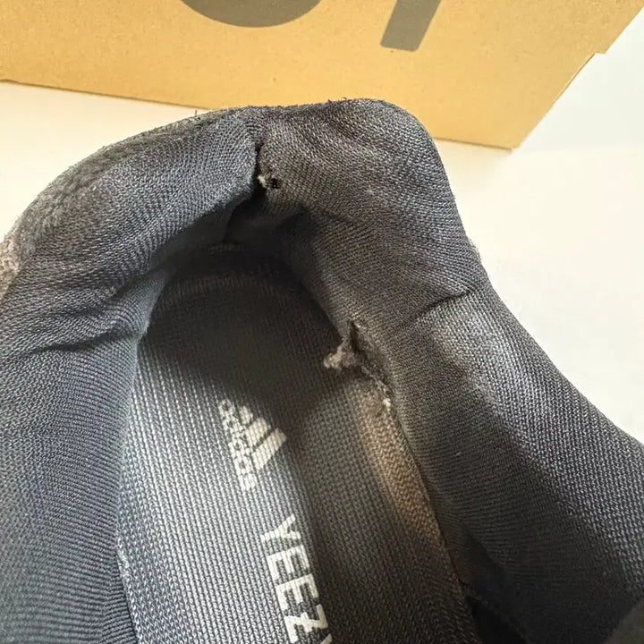 [BUNJANG] Adidas Yeezy Boost 700 Vanta Shoes / 이지부스트 700 반타 245