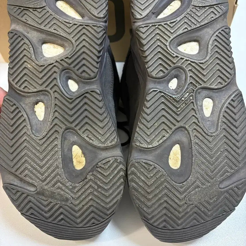 [BUNJANG] Adidas Yeezy Boost 700 Vanta Shoes / 이지부스트 700 반타 245