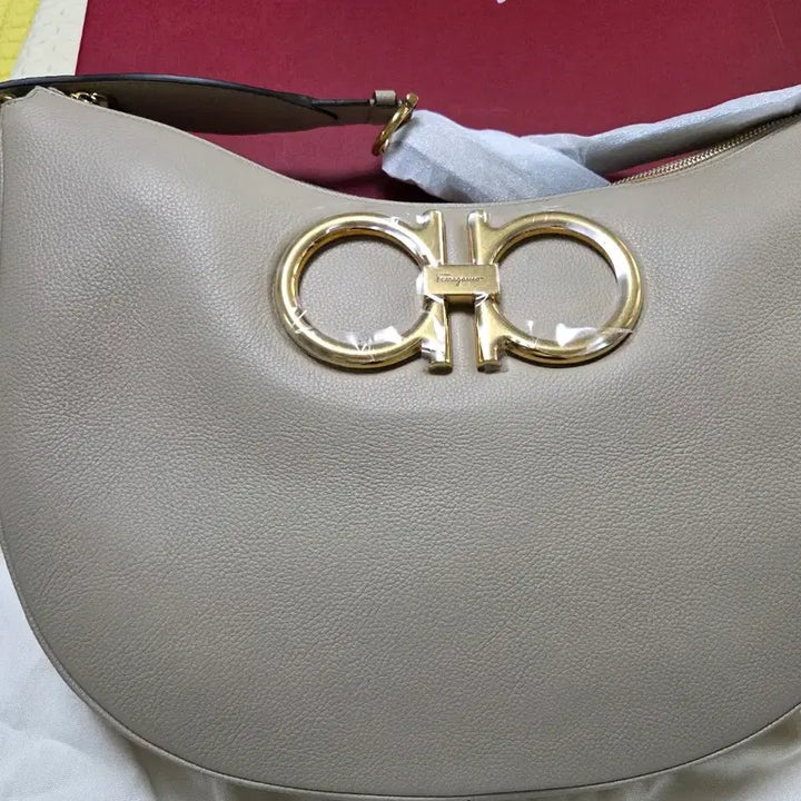 [BUNJANG] Ferragamo Gancini Hobo Bag Beige / 페라가모 간치니 호보백 베이지