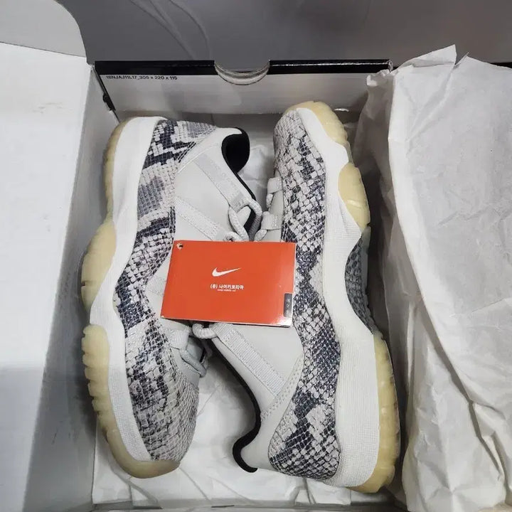 [BUNJANG] Air Jordan 11 Retro Low Snake Light Bone / 조던 11 레트로 로우 스네이크 라이트 본 255