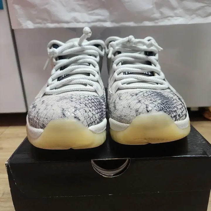 [BUNJANG] Air Jordan 11 Retro Low Snake Light Bone / 조던 11 레트로 로우 스네이크 라이트 본 255