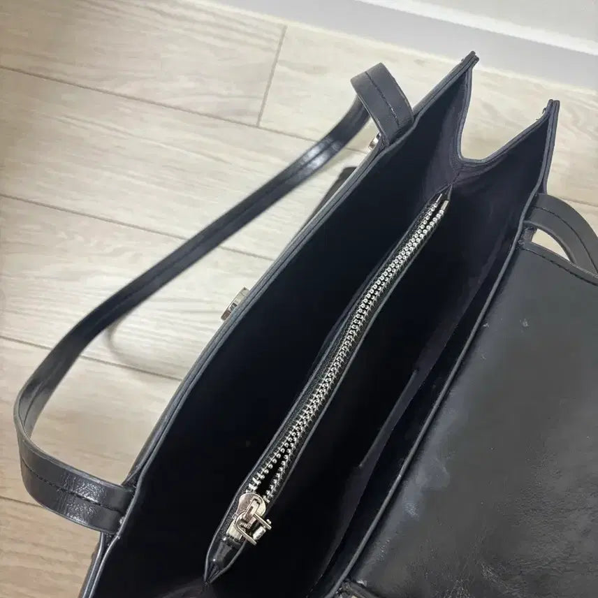 [BUNJANG] Leatherly Bolted Shoulder Bag / 레더리 볼티드 숄더백 (배송비포함)