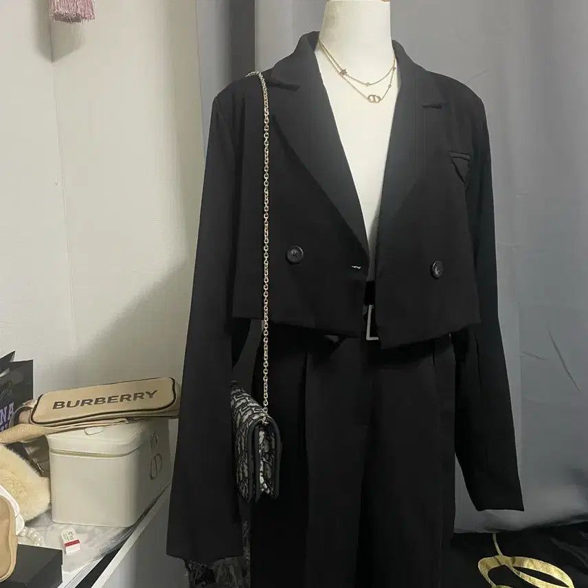 [BUNJANG] Cropped Jacket with Hankerchief Detail / 새제품) 크롭 자켓 행커치프 장식 어깨패드 자켓
