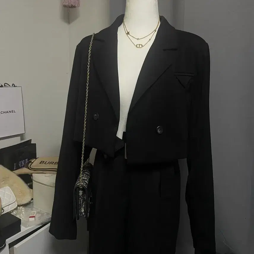 [BUNJANG] Cropped Jacket with Hankerchief Detail / 새제품) 크롭 자켓 행커치프 장식 어깨패드 자켓