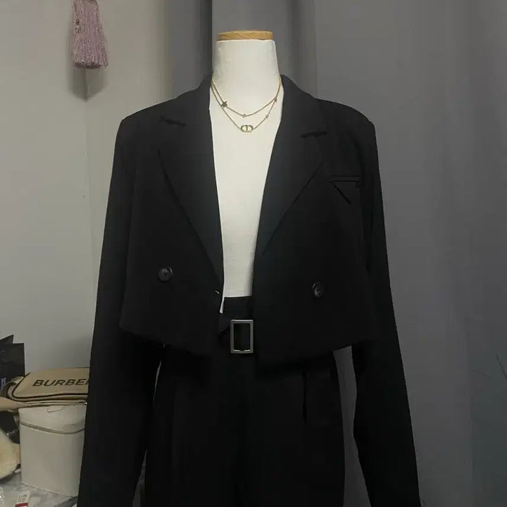 [BUNJANG] Cropped Jacket with Hankerchief Detail / 새제품) 크롭 자켓 행커치프 장식 어깨패드 자켓