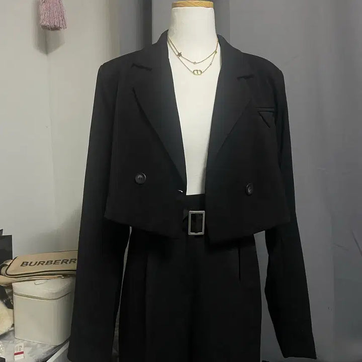 [BUNJANG] Cropped Jacket with Hankerchief Detail / 새제품) 크롭 자켓 행커치프 장식 어깨패드 자켓