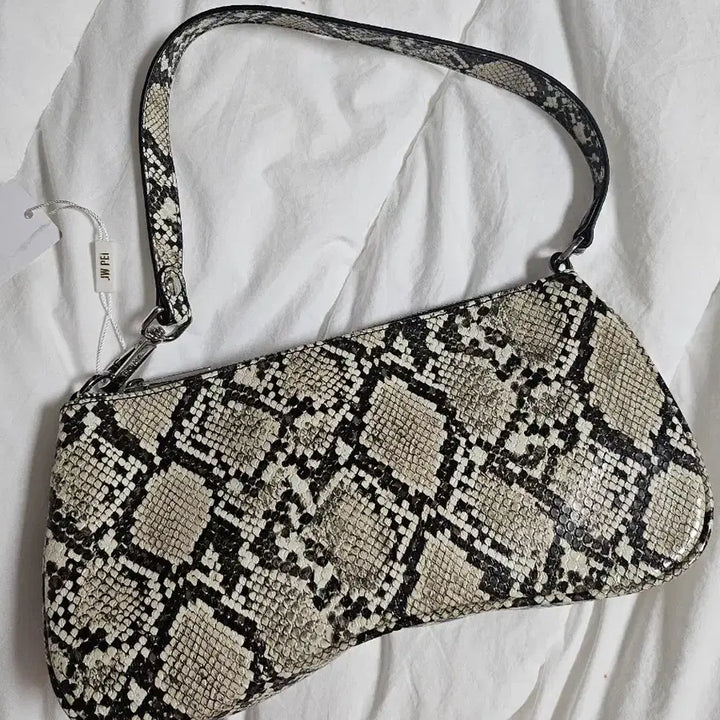 [BUNJANG] Jupe Snake Embossed Eva Bag / 쥬페이 스네이크 엠보스드 에바백