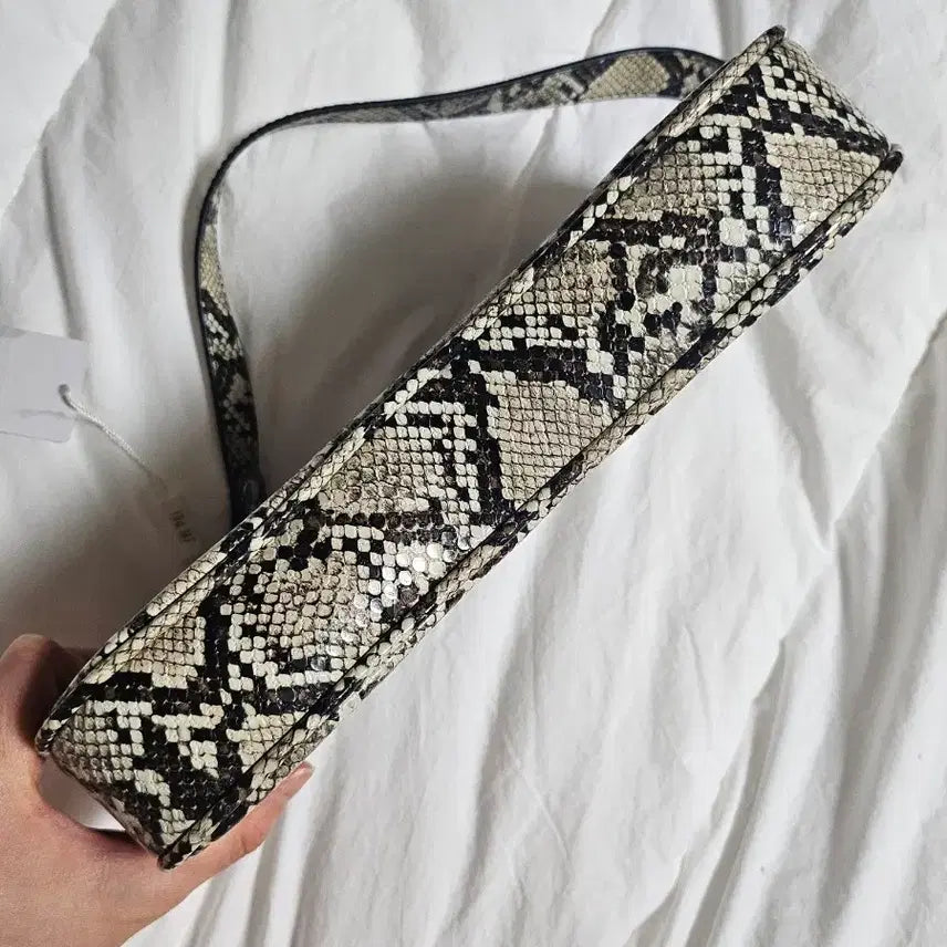 [BUNJANG] Jupe Snake Embossed Eva Bag / 쥬페이 스네이크 엠보스드 에바백