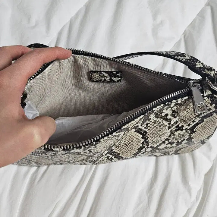 [BUNJANG] Jupe Snake Embossed Eva Bag / 쥬페이 스네이크 엠보스드 에바백