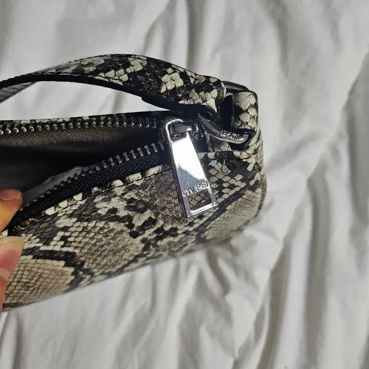 [BUNJANG] Jupe Snake Embossed Eva Bag / 쥬페이 스네이크 엠보스드 에바백