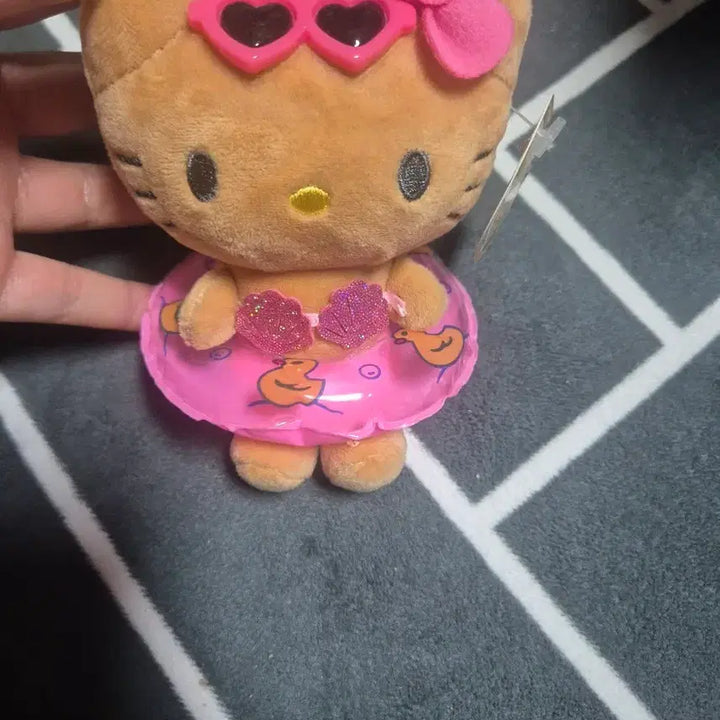 [BUNJANG] Hello Kitty Tanning Kitty Keychain / 헬로키티 태닝 키티 뽑기인형 키링