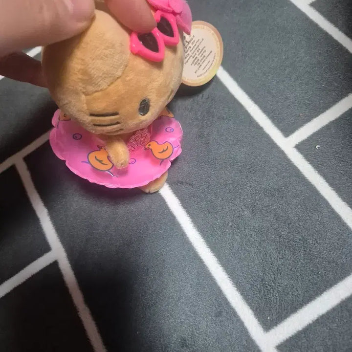 [BUNJANG] Hello Kitty Tanning Kitty Keychain / 헬로키티 태닝 키티 뽑기인형 키링