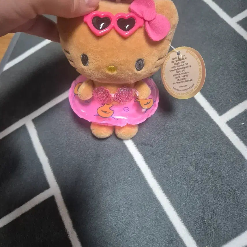 [BUNJANG] Hello Kitty Tanning Kitty Keychain / 헬로키티 태닝 키티 뽑기인형 키링